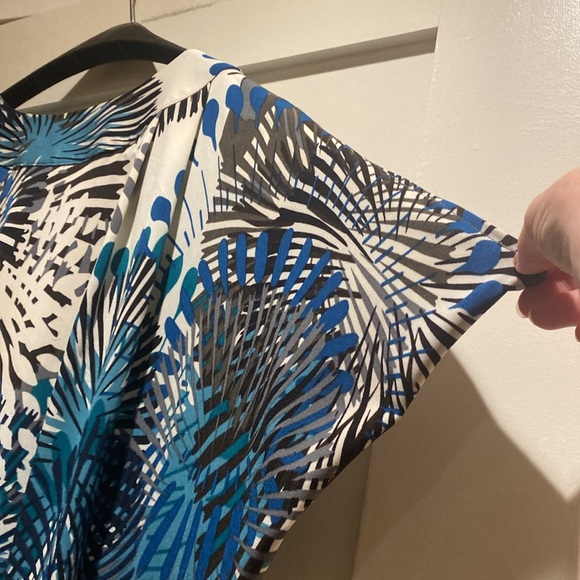 BCBG Maxazria top. Size Medium - Picture 4 of 10